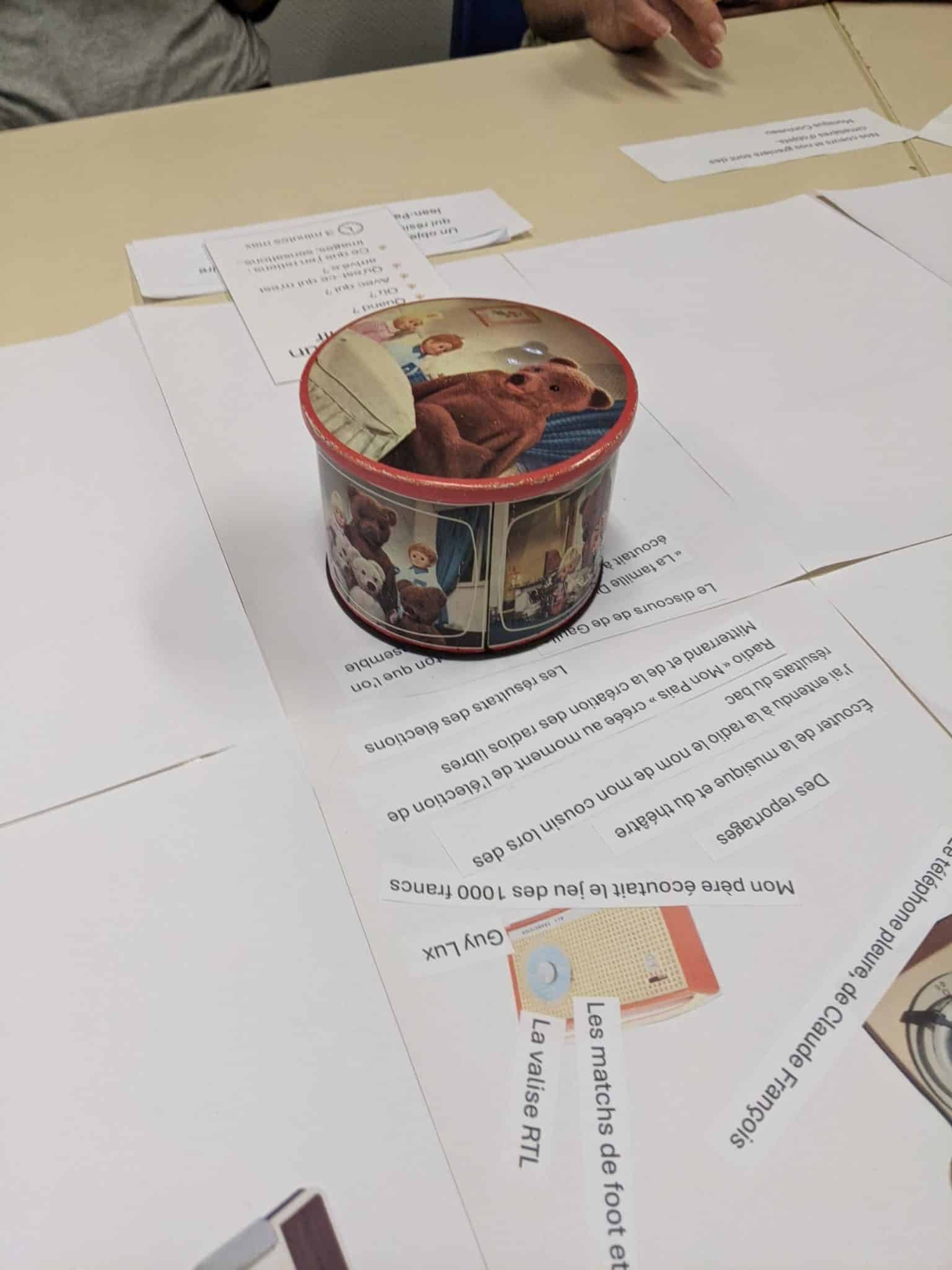 Séance d'atelier d'écriture autour d'un objet souvenir
