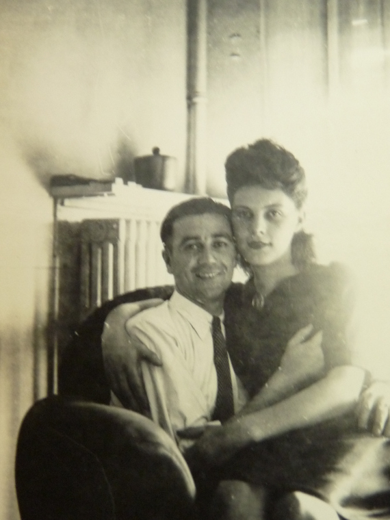 Monique est assise avec son mari Robert dans un gros fauteuil. Elles est assise sur ses genoux. La photo est noir et blanc et date des années 50.