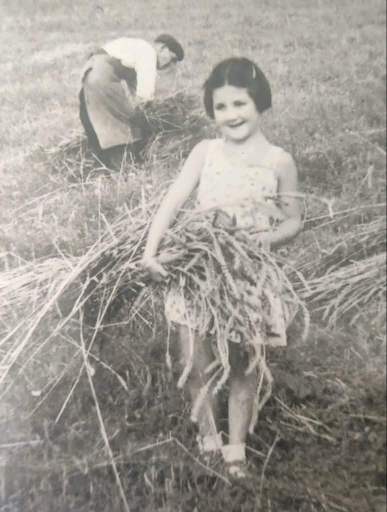 Geneviève à 8 ans, dans les champs.